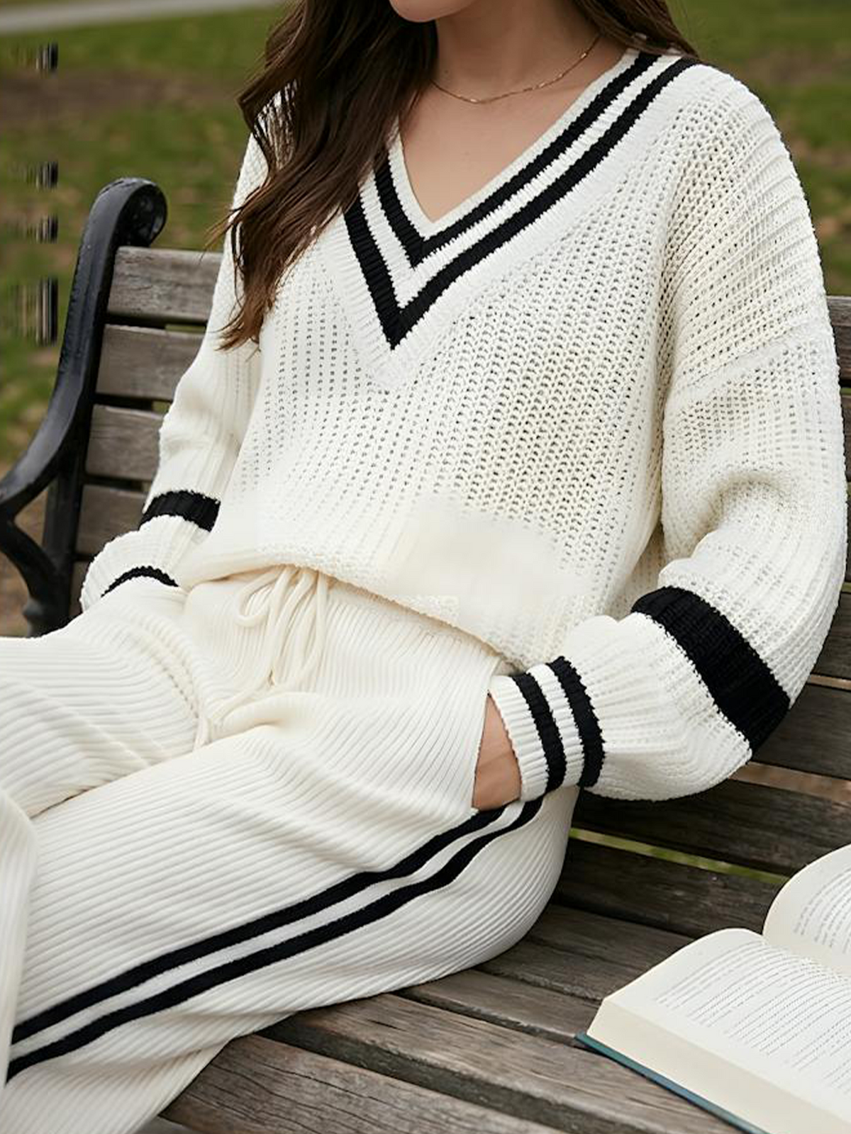 Women's Simple Black And White Color-block V-neck Knitted Casual Suit